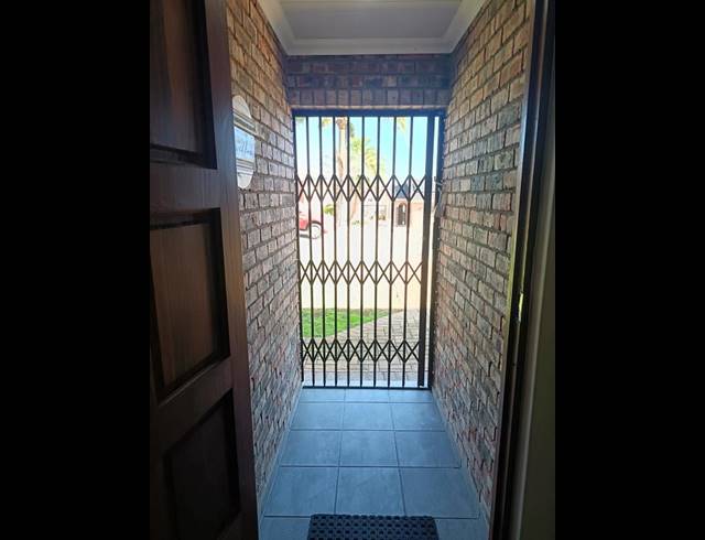4 BEDROOM HOUSE FOR SALE IN HARTENBOS HEUWELS